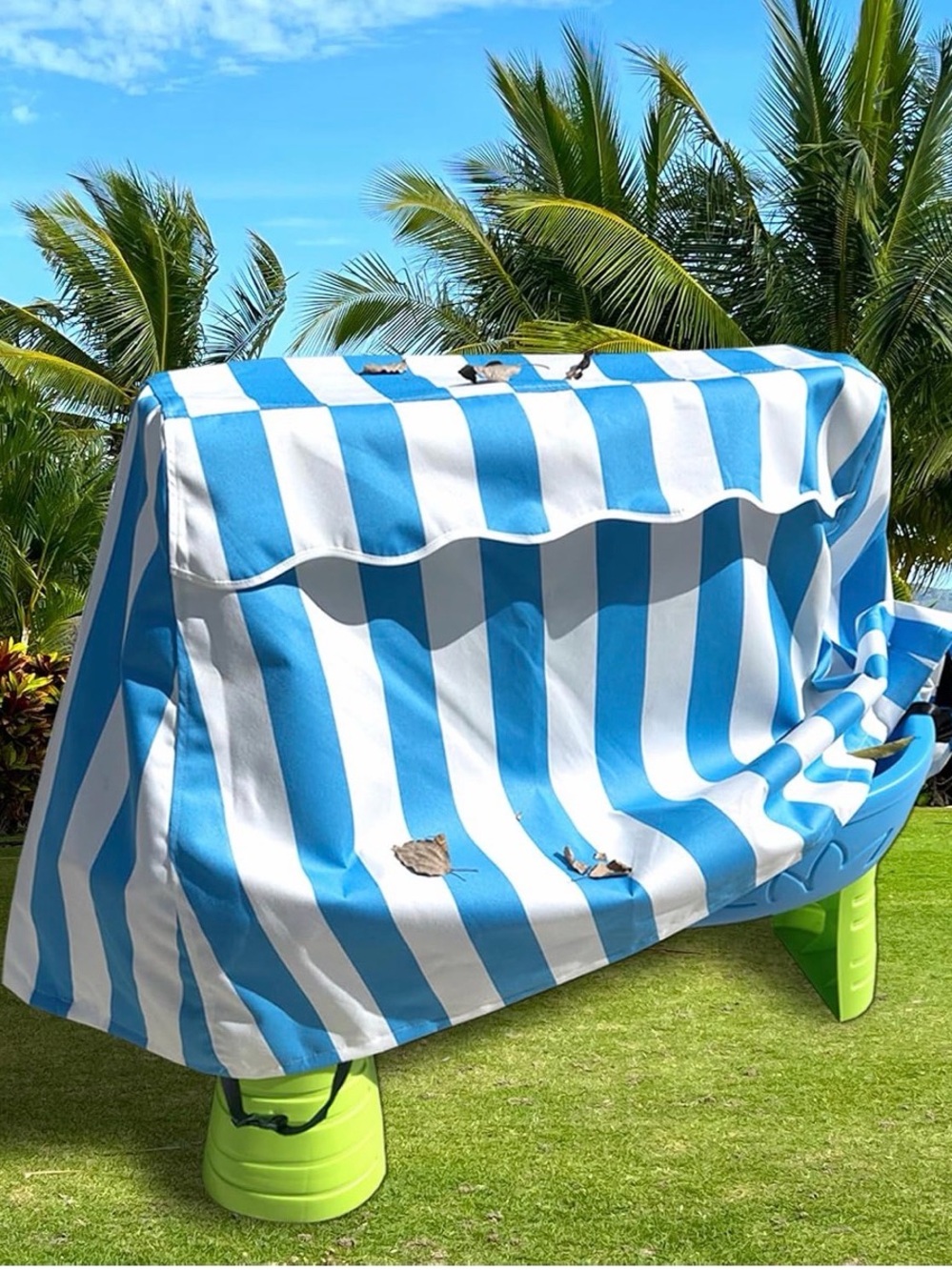 NEW WITHOUT TAGS. NEVER USED. Blue and White Striped water table cover